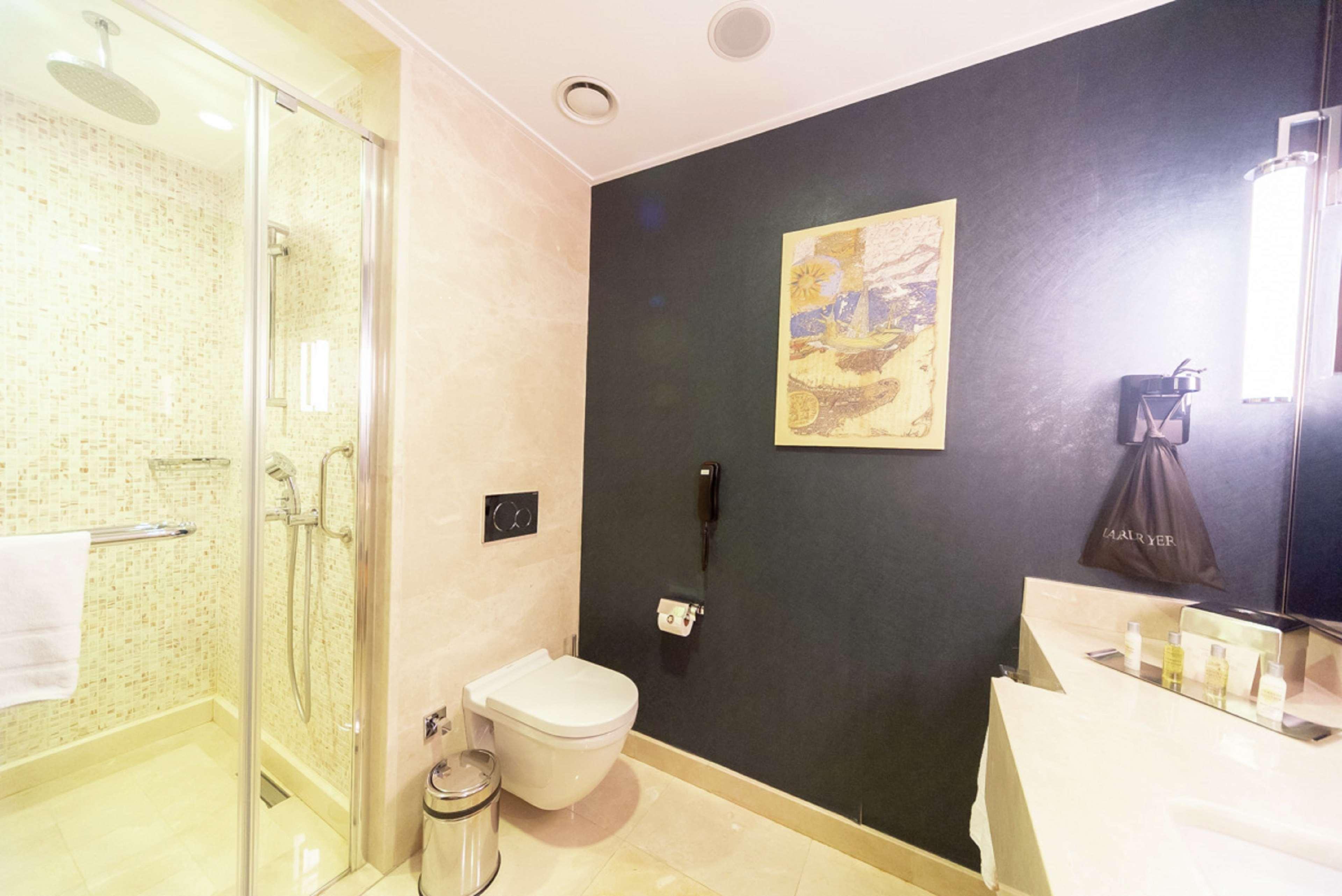 Doubletree By Hilton Istanbul Topkapi Exterior photo