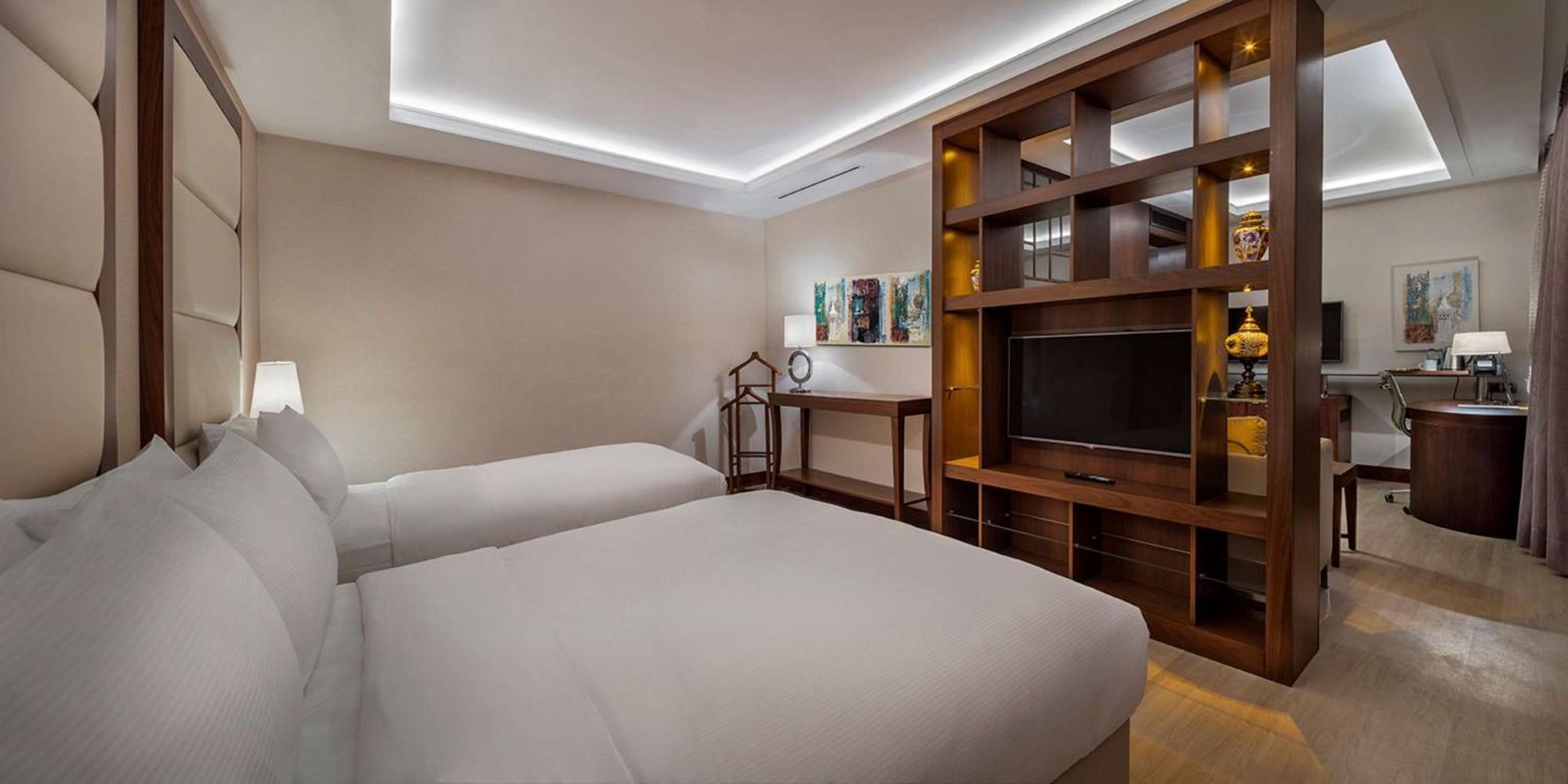 Doubletree By Hilton Istanbul Topkapi Exterior photo
